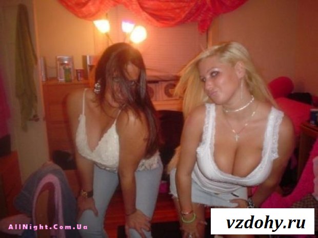 Девчонки кривляются и позируют на камеру (17 фотографий)