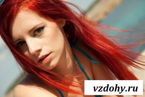 Девица в мини бикини на пляже Девица в мини бикини на пляже