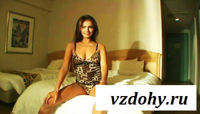 Алина Кабаева в короне и с выглядывающими грудями Алина Кабаева в короне и с выглядывающими грудями