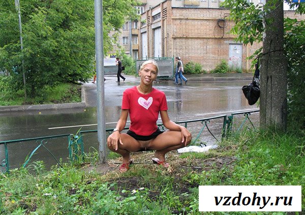 Уличная эротика от взрослой бабы