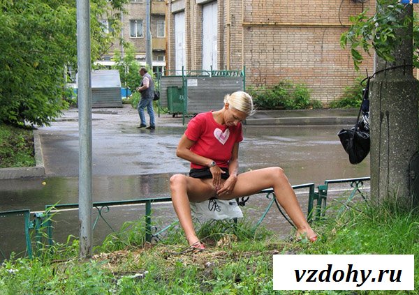 Уличная эротика от взрослой бабы