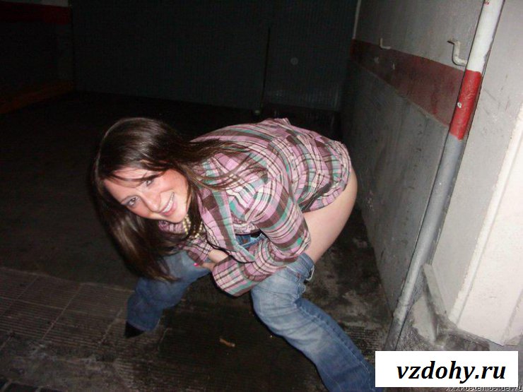 Обнаженные тварюги писаются на улице 