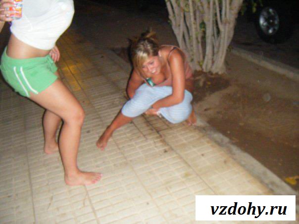 Обнаженные тварюги писаются на улице 