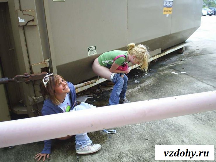 Обнаженные тварюги писаются на улице 