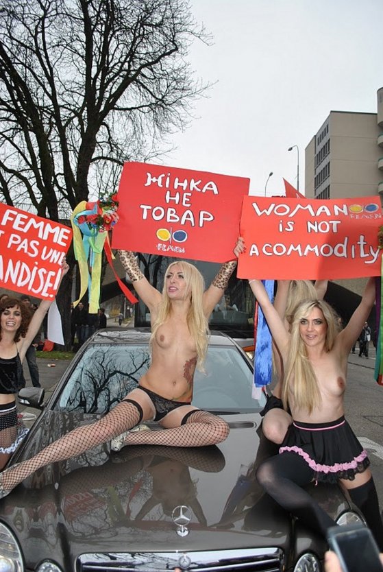 Голые активистки на улице