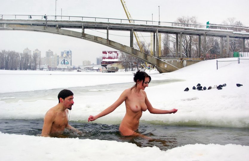 Голые красотки купаются