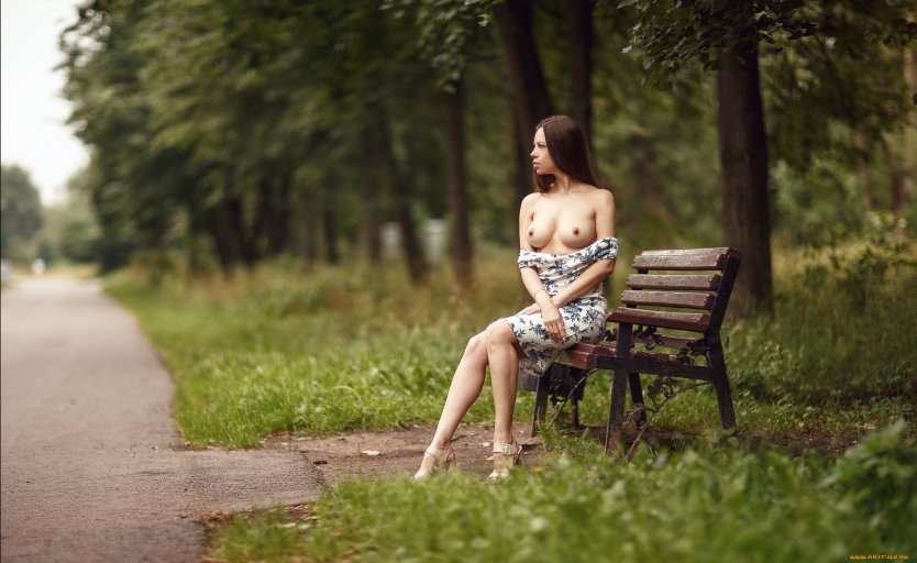Ню фотосессия на скамейке