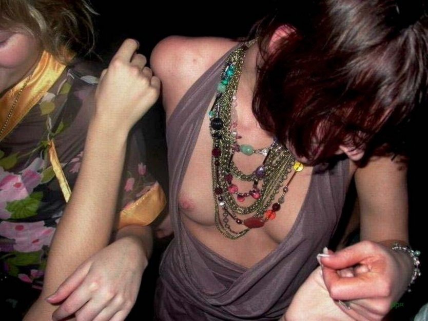 Случайно засветила грудь