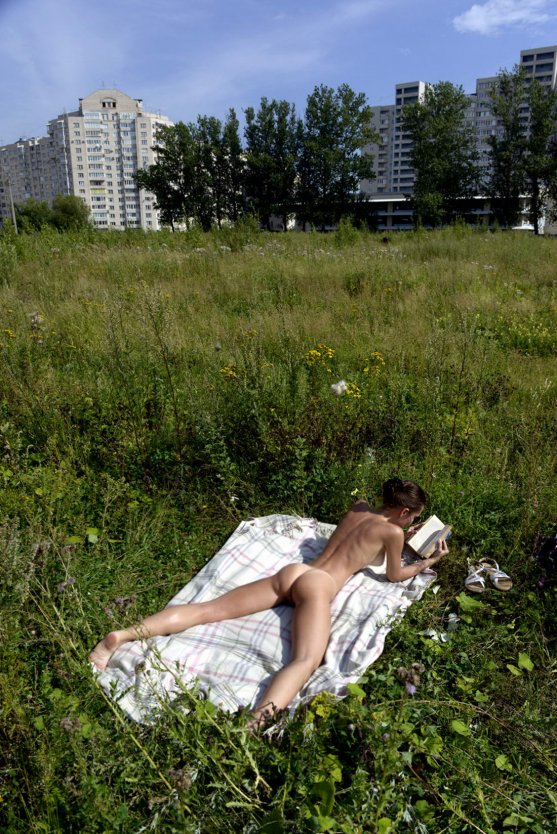 Голые загорают в парках