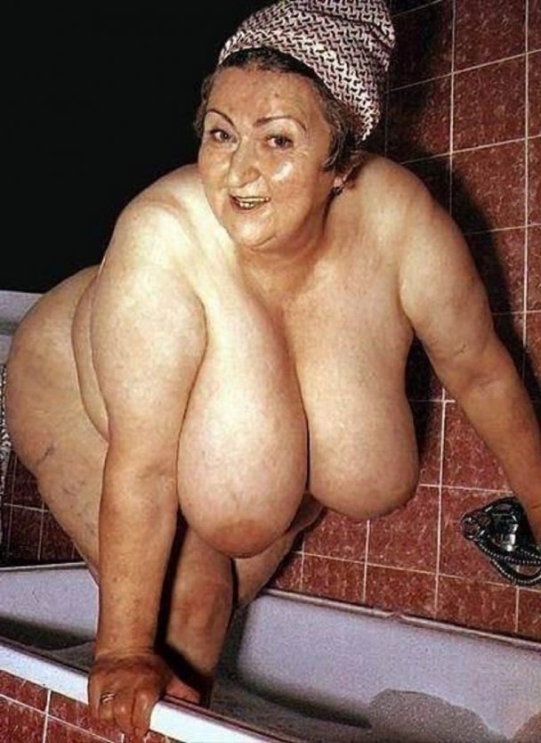 Зрелая волосатая в эротическом белье
