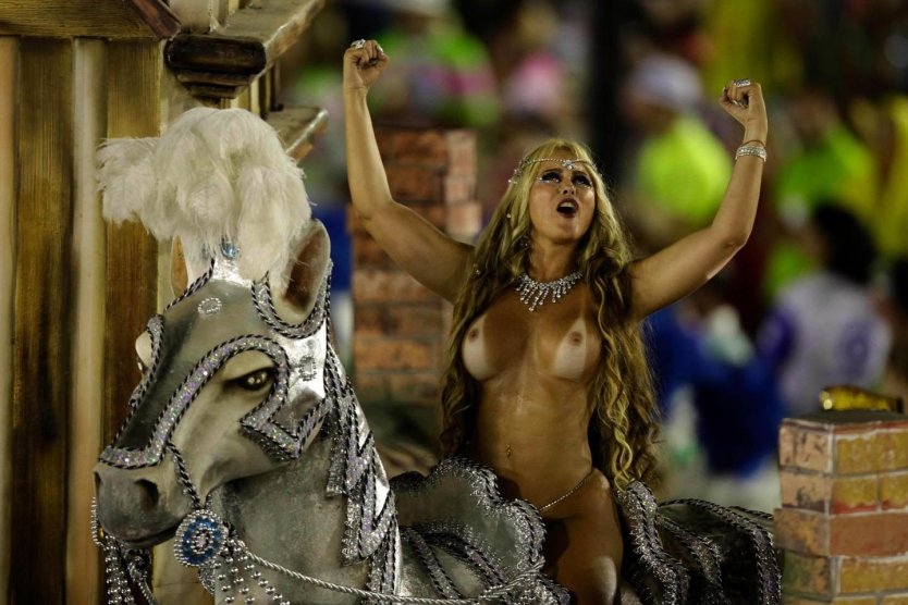 Naked Вивиана Кастро. Карнавал