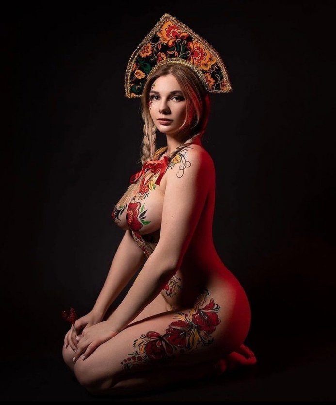 Голые женщины в кокошниках