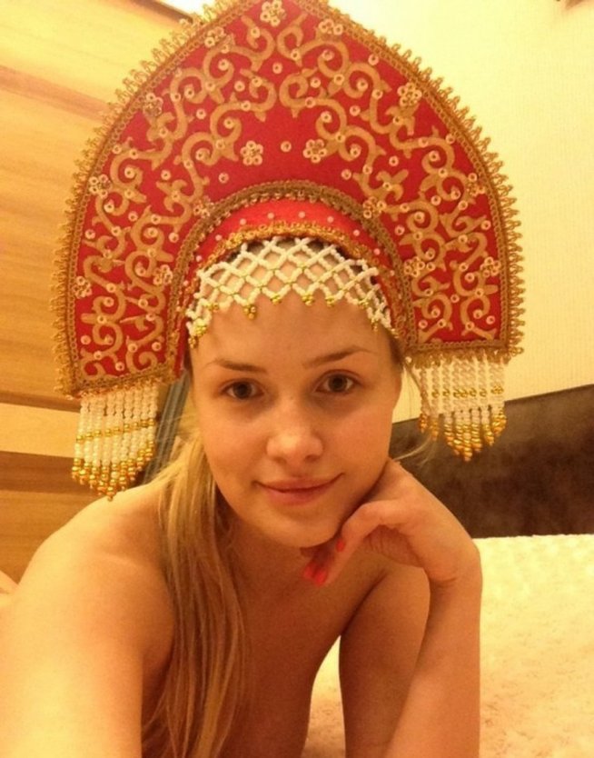 Голая женщина с полотенцем на голове