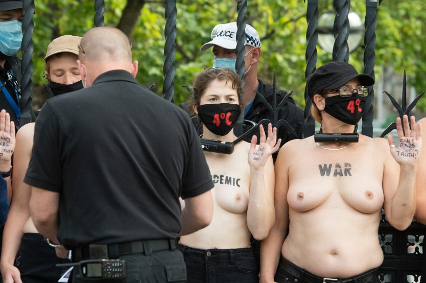 Протестующие голые женщины