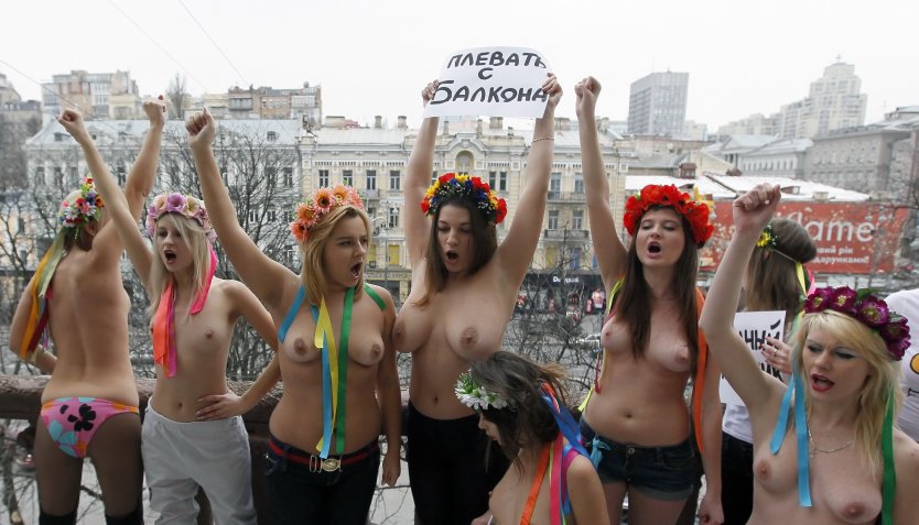 Феминистки с голой грудью