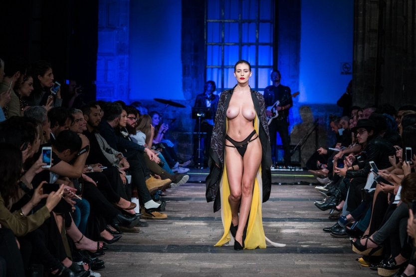 Alejandra Guilmant голая на подиуме