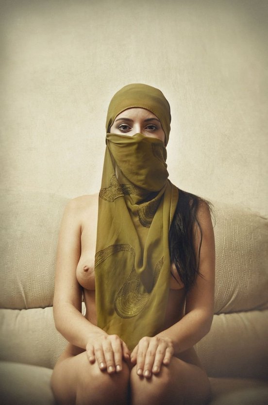Голая мусульманка в платке
