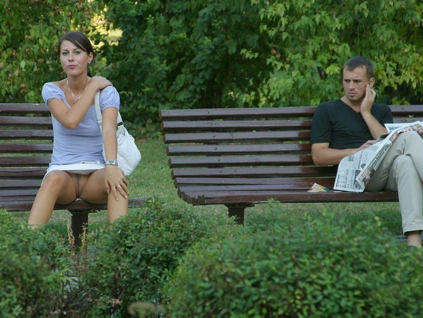 Голая женщина на лавочке