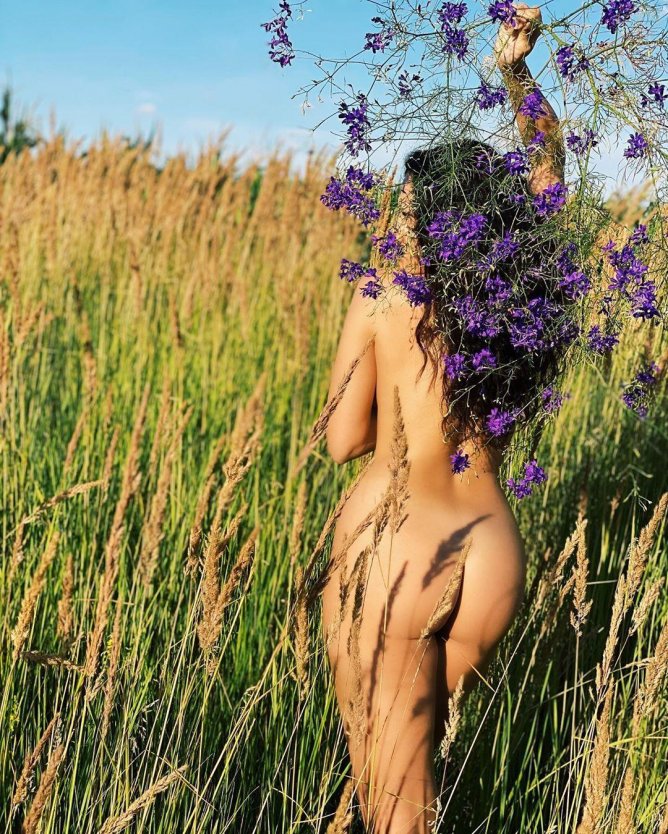 Голая попка в цветочном поле