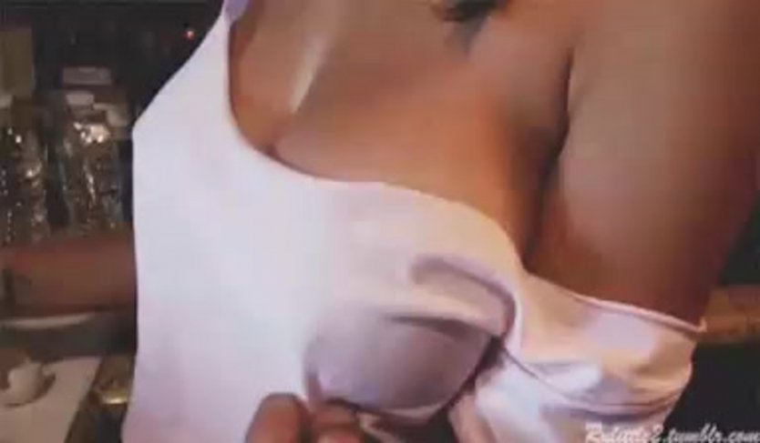 Показала сиськи в лифчике gif