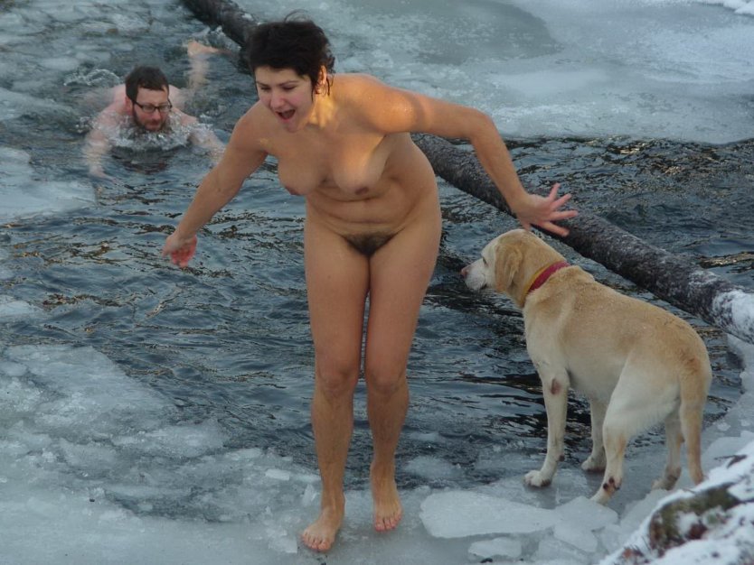 Купание в проруби голышом