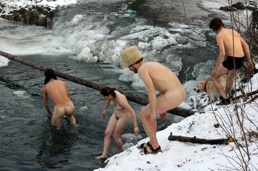 Мужики купаются голышом