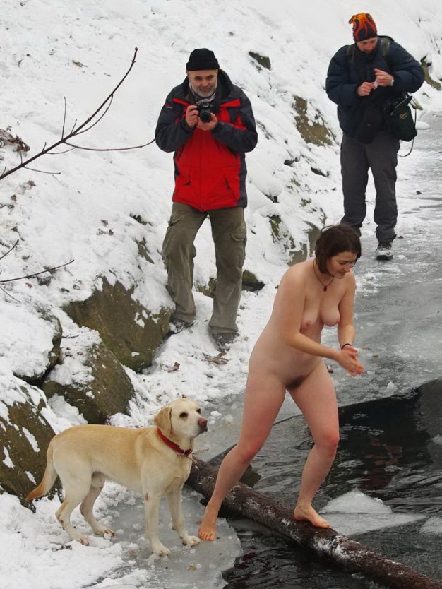 Голые женщины купаются в проруби