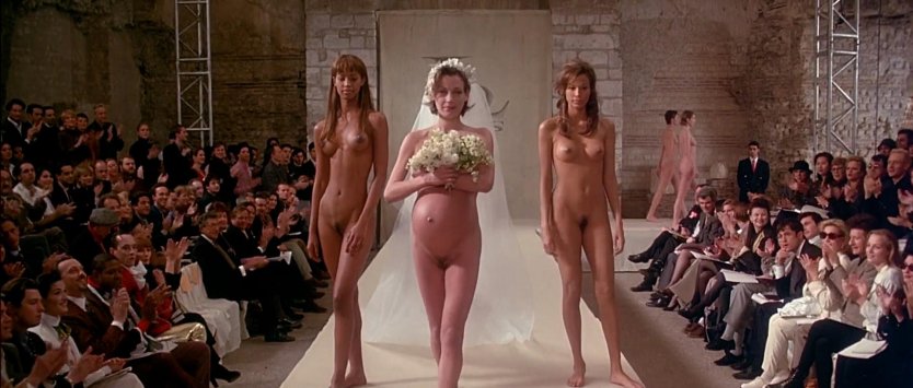 Голые манекенщицы на подиуме