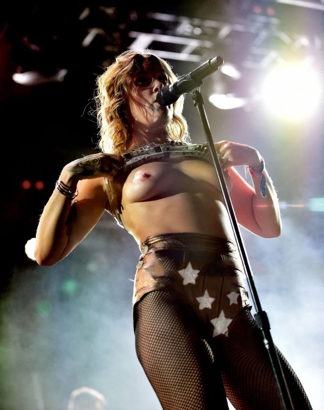 Певица Tove lo топлес
