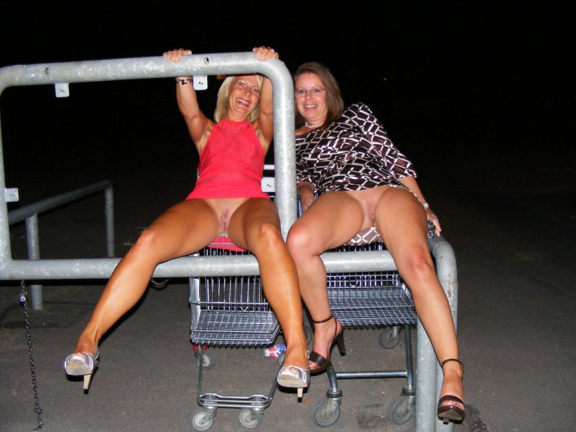 Девушки в клубе без трусов