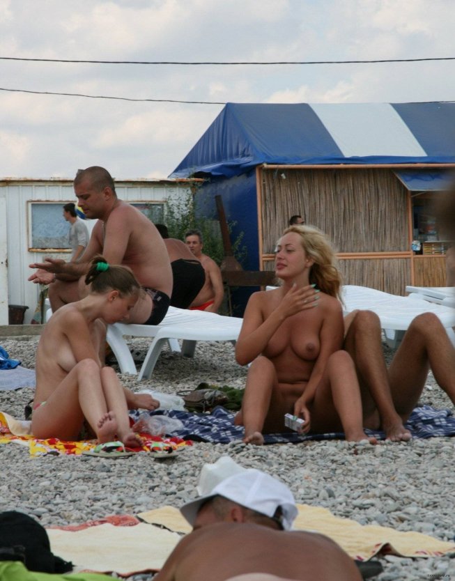 Голые женщины на нудистком пляже