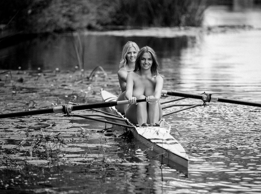 Эротическая фотосессия на лодке