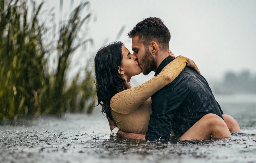 Парень и девушка в воде