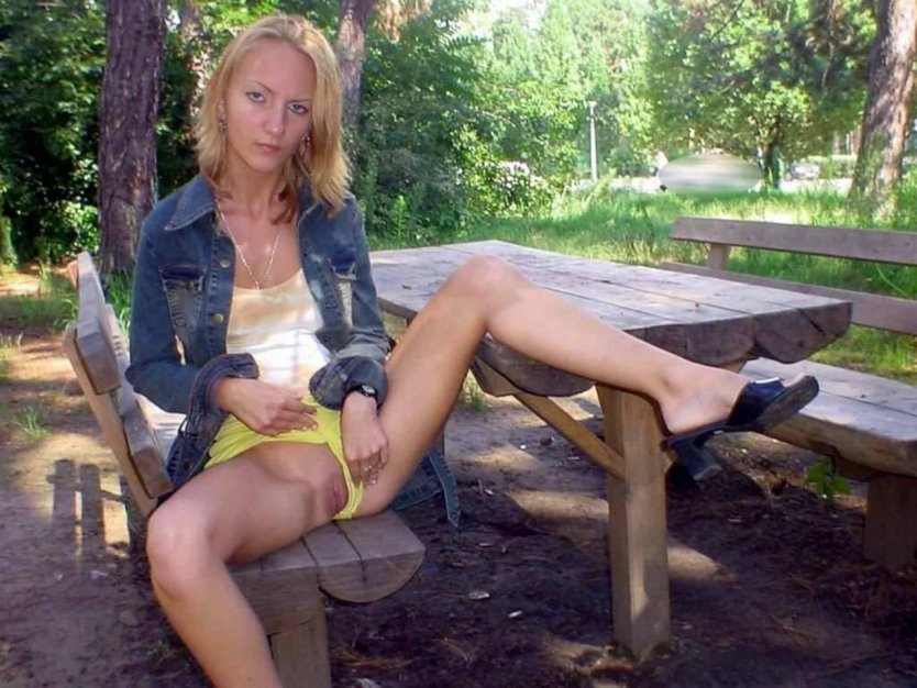 Пьяная на лавке без трусов