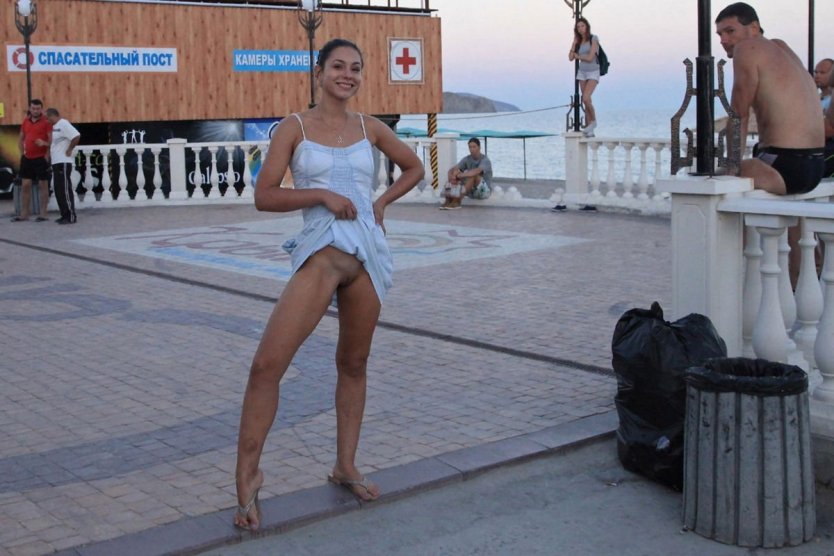 Жена на курорте без трусов