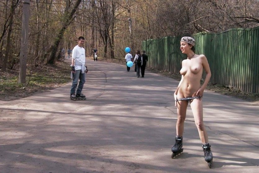 Девочки разделись в парке