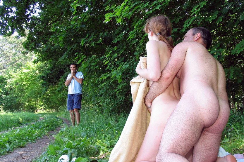 Женский эксгибиционизм на природе