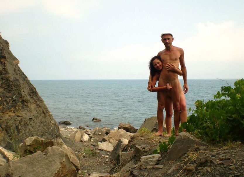 Дикий пляж девушки и парни ню