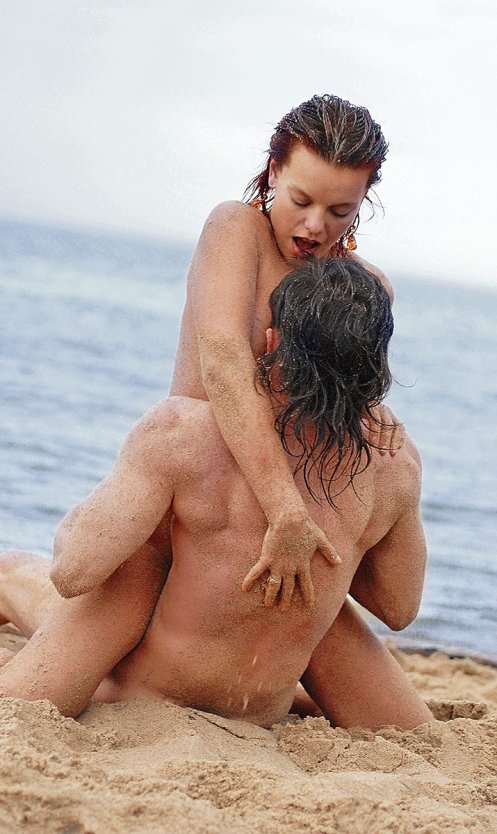 Голые мужчина и женщина на море
