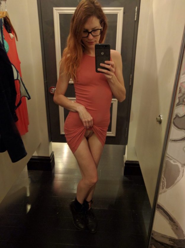 Селфи из примерочной в платье
