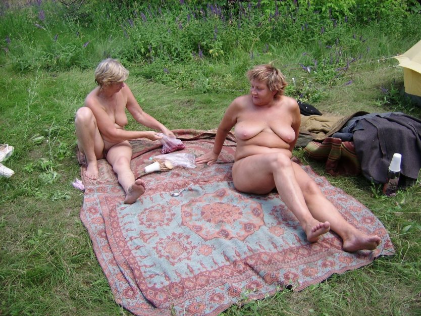 Голые старушки на природе