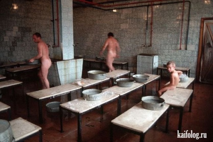 Мальчишки в общественной бане