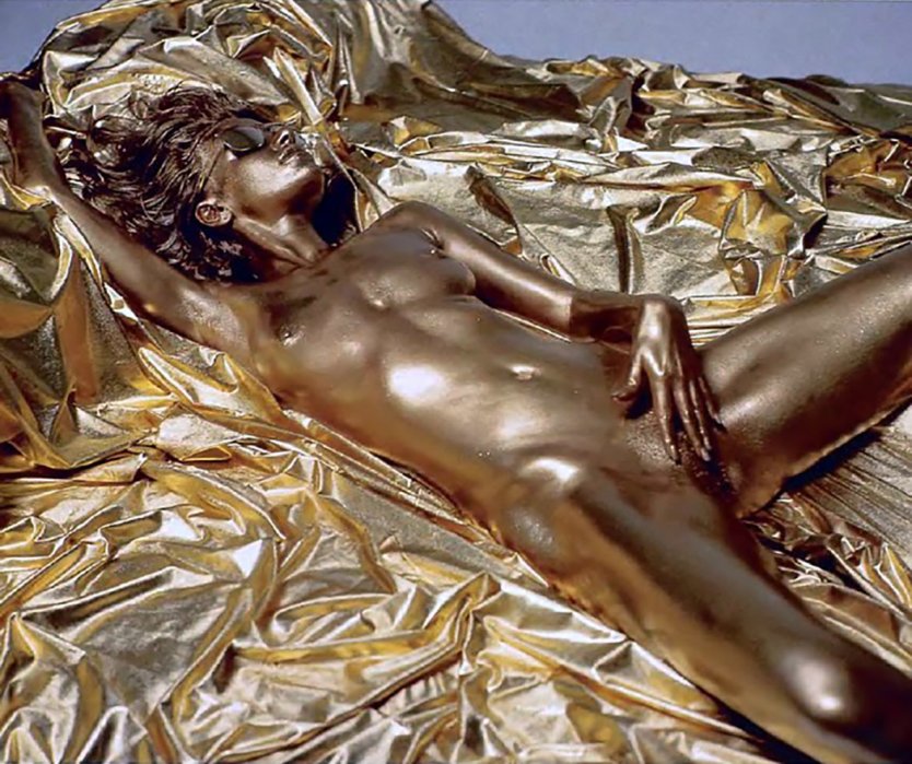 Фотосессия nude в золотой краске