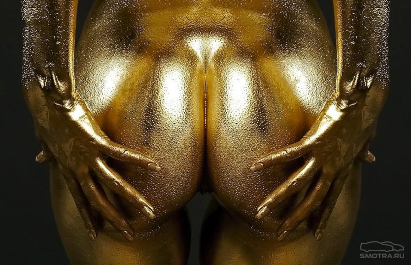 Фотосессия nude в золотой краске