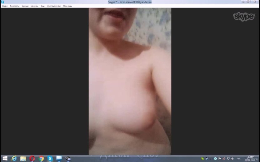 Женщины раздеваются в скайпе