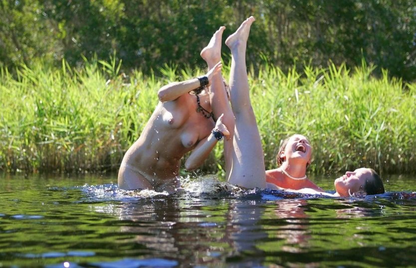 Девушки купаются в озере голышом