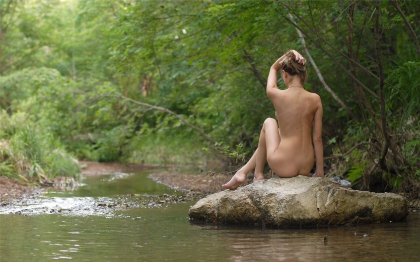 Эротическая фотосессия в лесу