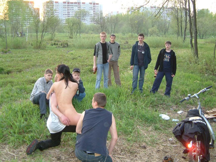 Раздели парня на природе