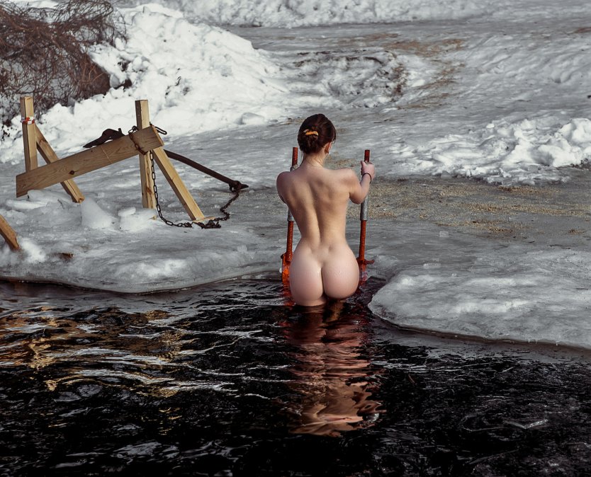 Женщины купаются в проруби
