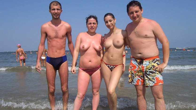 Голые семейные пары на пляже